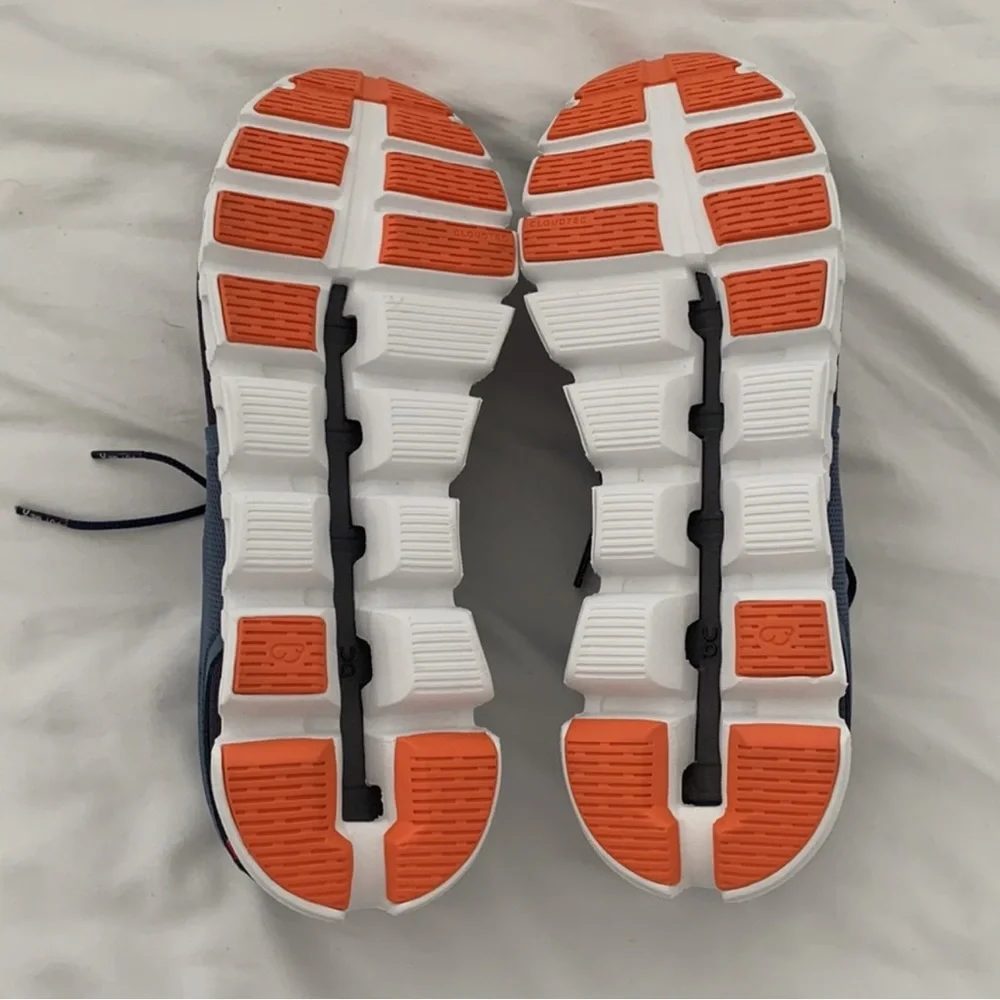 NWOT Mens on cloud Shoes Size 9